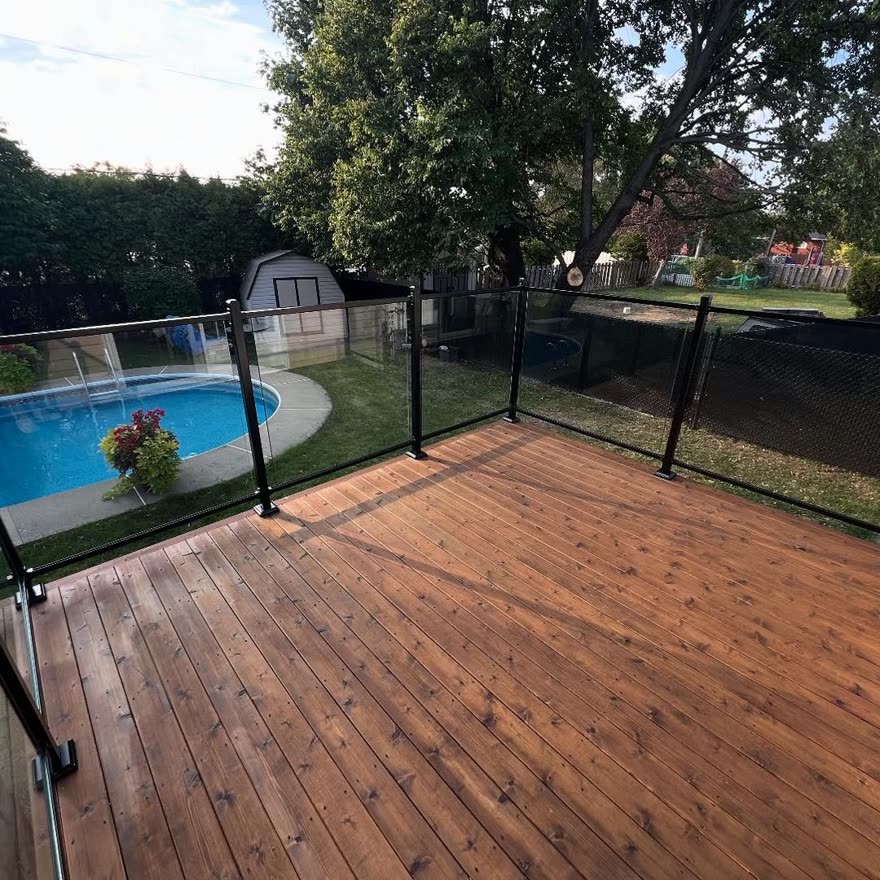 Terrasse en cèdre avec clôture de piscine en aluminium noir dans une cour arrière